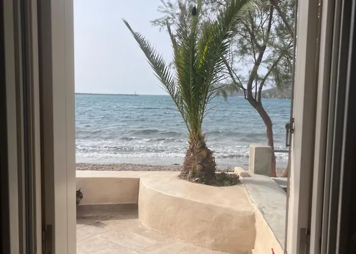 Sea Senses Andros - A Beachfront Retreat アパート ガブリオン